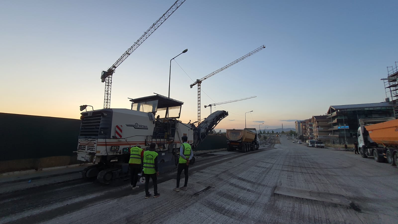 MUHTELİF CADDE VE SOKAKLARDA  ASFALT YOL VE TRETUVAR YAPILMASI YAPIM İŞİ